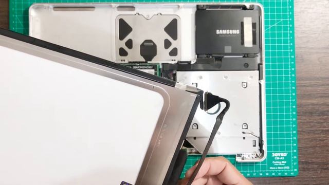 Ganti LCD MacBook Pro 15inch Mid 2010