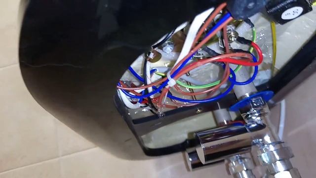 Бойлер BANZAI 80DINOX20 E-ANODE потік через 3 місяця після встановлення. смотреть онлайн