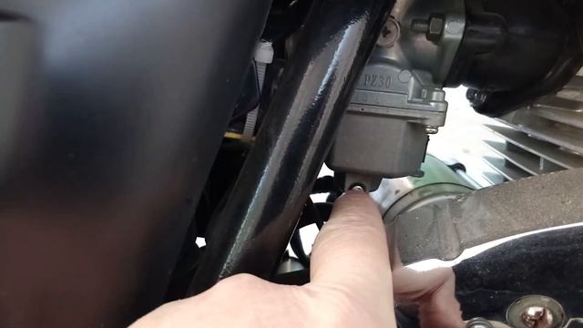 Для чего на карбюраторе пз 30 внизу шлангочка.