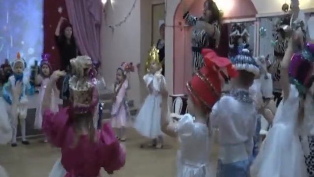 ТАНЕЦ МАЛЫШЕЙ ЁЛОЧКА смотреть онлайн