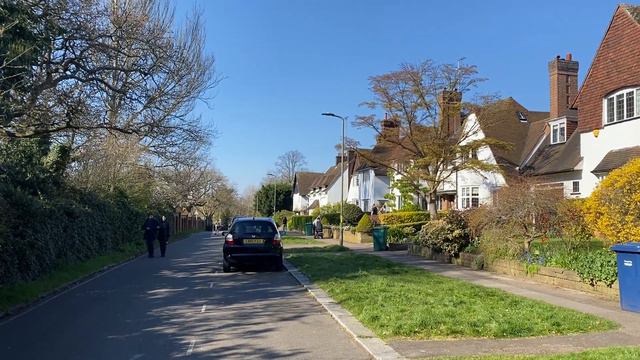 люди гуляют соблюдая дистанцию смотреть онлайн