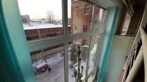 Просто смотрим как сбивают сосульки с крыши в Питере