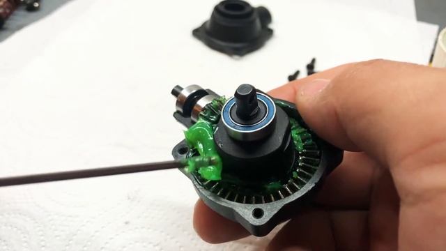 Ремонт модели Traxxas T-Maxx 3.3 nitro. [Часть 2] переборка дифференциала. смотреть онлайн