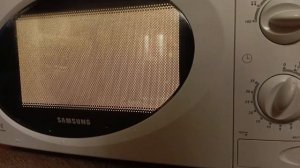 Демонстрация работы микроволновки Samsung M1711NR