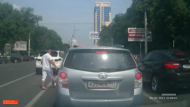 Guy in Toyota say FU to Russian mafia in Porsche Cayenne смотреть онлайн