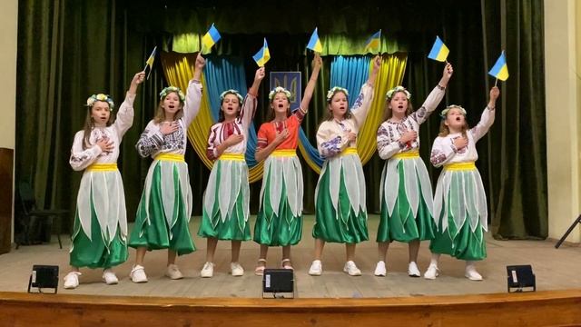 « Прапор України » - підготовча група Народного аматорського дівочого вокального ансамблю «Ромашка»