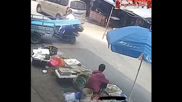 Острый лист и невнимательный мотоциклист смотреть онлайн