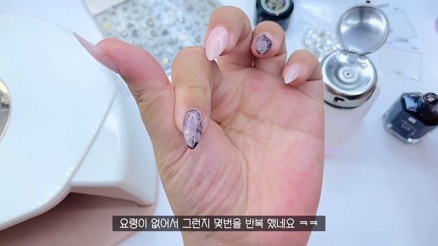 몽환적인 ?블랙&화이트? 반반 나비네일/셀프네일/네일연장/네일ASMR смотреть онлайн