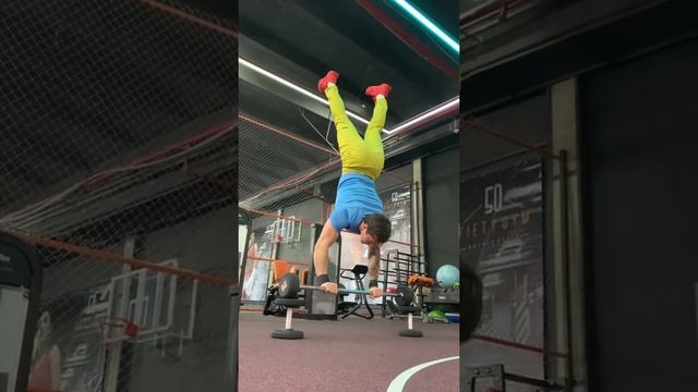 СТОЙКА НА РУКАХ❤️ Выполнил опасный трюк? #acrobatics #calisthenics #handstand смотреть онлайн