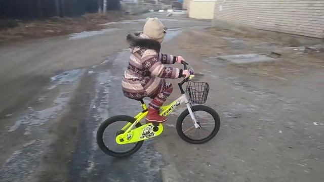 Упала на льду с велосипеда смотреть онлайн