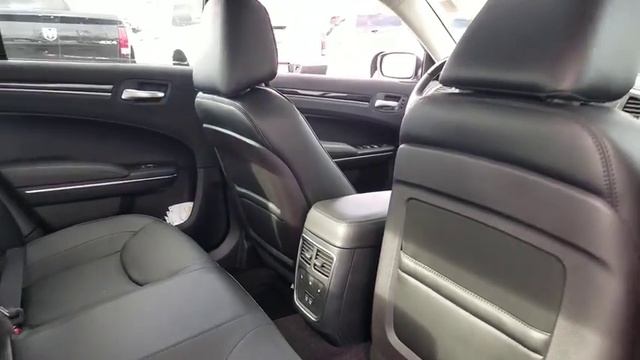 2016 Chrysler 300 Skokie, Chicago, Evanston, Glenview, Highland Park, IL E1563 смотреть онлайн