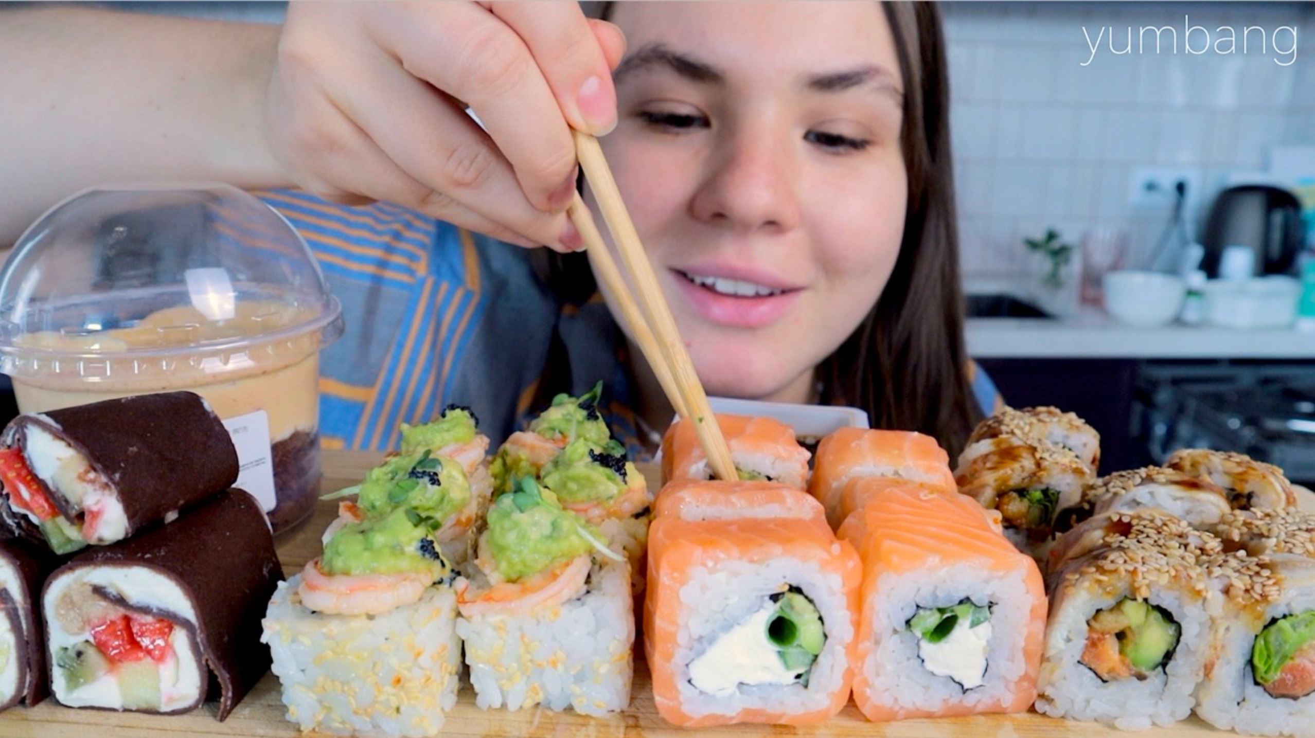 МУКБАНГ мне сложно, первое видео за месяц, роллы с лососем и сладости Тануки. Почти обзор Mukbang