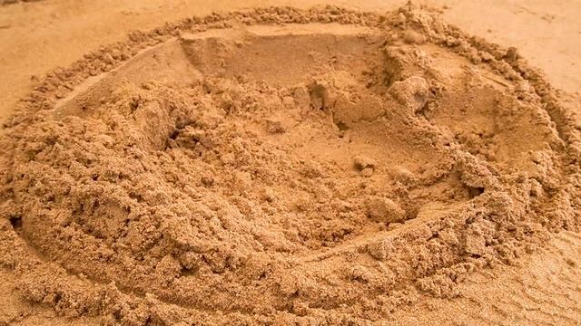 Экскаваторы с грузовиками, пожарные машины копают песок, чтобы сделать бассейны. смотреть онлайн