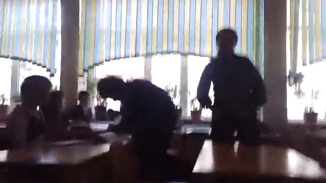 Страшный мальчик подметает класс смотреть онлайн