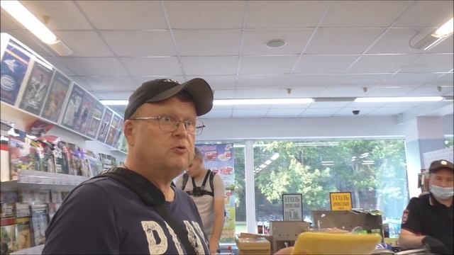 Полярная Звезда. Участковый и Росгвардия три часа уговаривали директрису утилизировать просрочку. смотреть онлайн