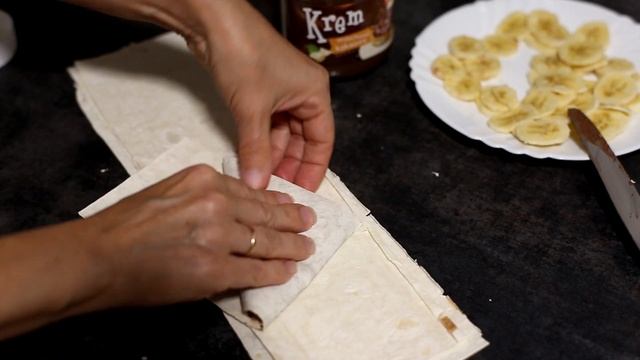 Трикутники з лаваша з шоколадом і бананом.