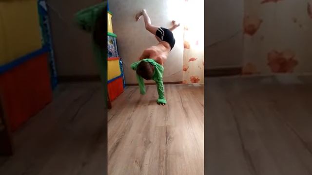 Одеть футболку на руках. Челленж - кто еще? смотреть онлайн