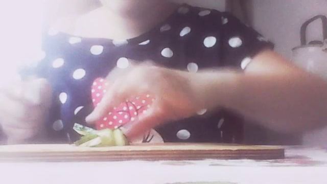 Как сделать салат. Если что у меня отключилась камера. Продолжение на канале! смотреть онлайн