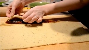 Булочки с вареньем  формируем розочку