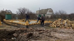 Кладка ракушняка первый ряд.