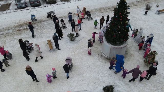 Елка во дворе 24 12 2020 смотреть онлайн