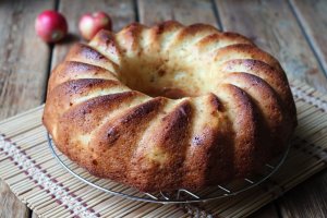 ВСЕ СМЕШАЛ И В ДУХОВКУ. МАННИК на кефире с яблочным вареньем.mp4