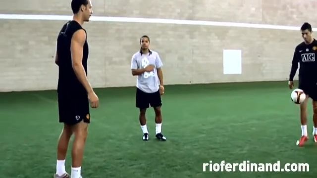 Cristiano Ronaldo Freestyle. F2Freestylers - Ultimate Soccer Skills Channel смотреть онлайн