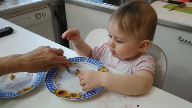 Варвара учится сама кушать, 1 год и 4 месяца смотреть онлайн