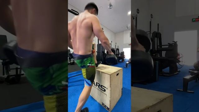 Dumbbell Box Step Over - Passada por Cima do Caixote смотреть онлайн