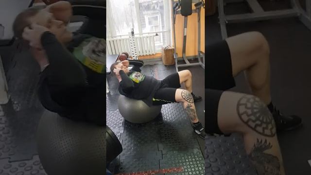 подьём коленей+скрутки фитбол смотреть онлайн