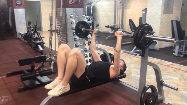 Д3 Жим лежа узким хватом, ноги на лавке 5*5 50кг смотреть онлайн