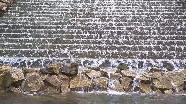 Вода бежит по лестнице. Шум воды. Звуки природы для отдыха. смотреть онлайн