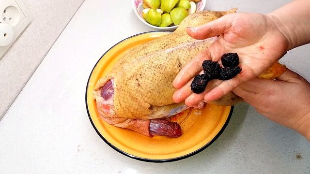 Утка в духовке с яблоками и черносливом. Новогодний стол. Кулинарный канал "НА КУХНЕ У МАМЫ" смотреть онлайн