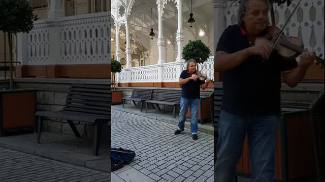 Музыкант на улице...