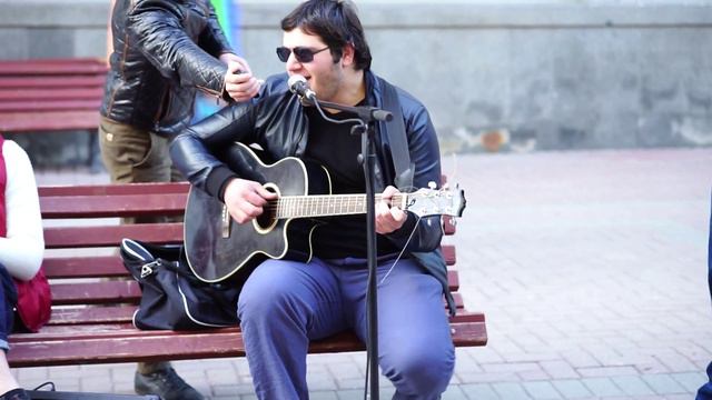 Грузин на Арбате - Шикарный Сильный голос - Besame Mucho смотреть онлайн