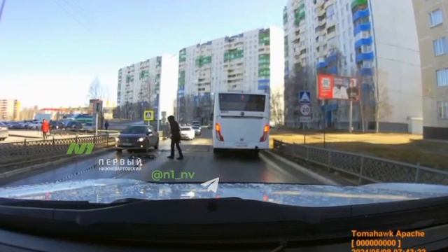 В Нижневартовске произошло ДТП с участием самокатчика смотреть онлайн