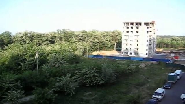 Вид из окна на цветущую акацию. смотреть онлайн