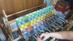 Процесс снятия готовых ковриков с ткацкого станка