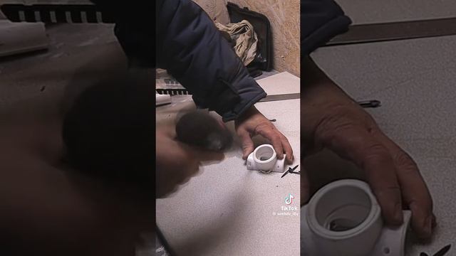 Крепление для черенка щетки или швабры