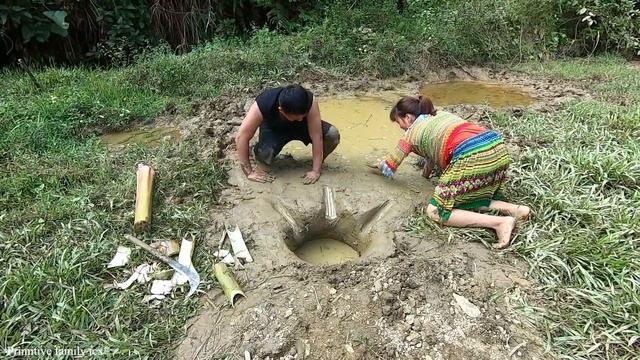 Primitive life - Survival skills Dig a frog trap hole in a special way смотреть онлайн