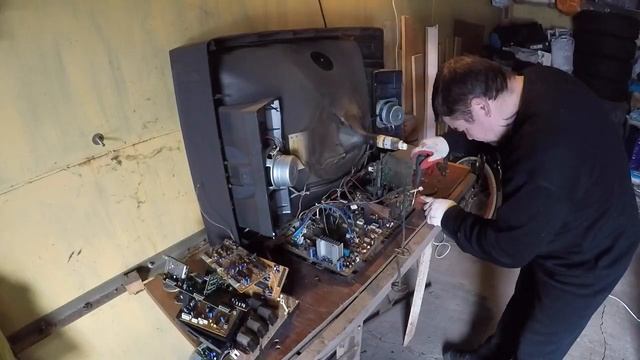 РАЗБОРКА НА ДРАГМЕТАЛЛ ТЕЛЕВИЗОРА PANASONIC TX-33V30XE DISASSEMBLY OF THE TV PANASONIC TX 33V30XE смотреть онлайн