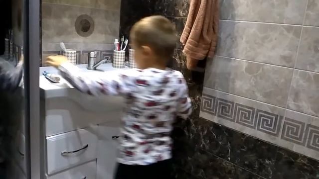 Чистим зубки электрической зубной щеткой Azdent смотреть онлайн