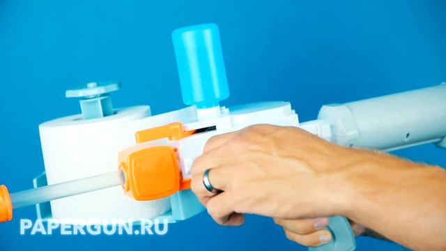 Бластер Toiler Paper Gun стреляет туалетной бумагой! смотреть онлайн
