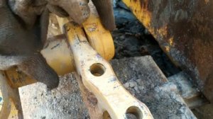 Сборка очень странных гусеничных цепей KOMATSU D65E-12