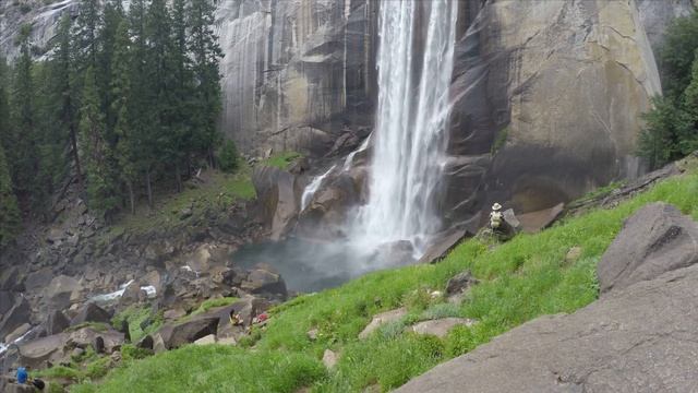 Поход по Mist trail, национальный парк Йосемити. Hike along Mist trail, Yosemite National Park смотреть онлайн