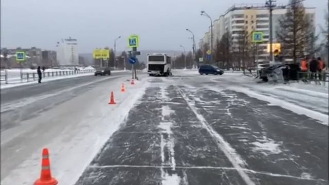 В Братске лексус протаранил автобус смотреть онлайн