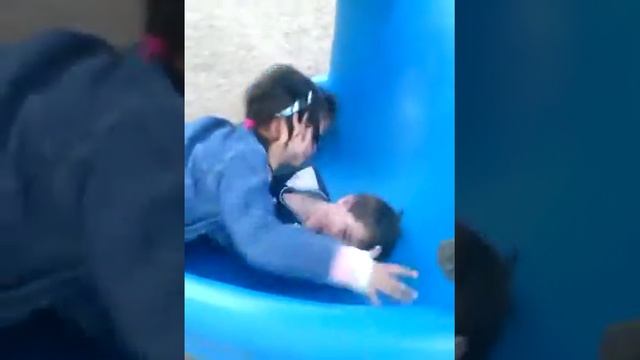 салолктка скатилась с горки и начала сосаца с 9 ле смотреть онлайн