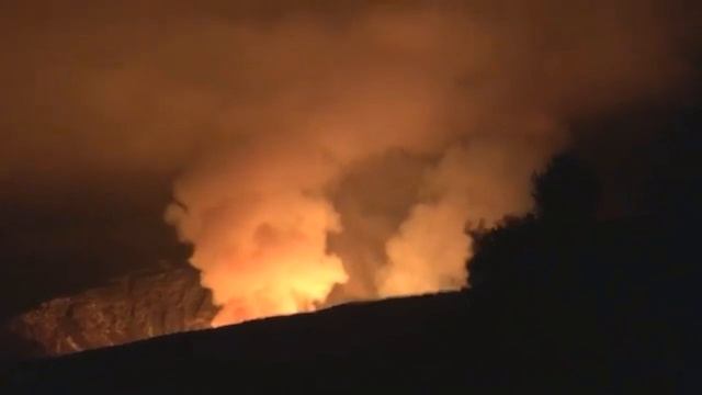 Извержение вулкана Килауэа на Гавайях. Hawaii Kilauea Volcano Erupts with Lava Fountains 20.12.2020 смотреть онлайн