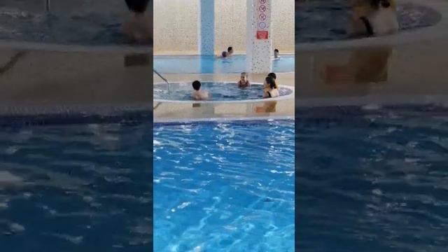 Отдых в бассейне смотреть онлайн
