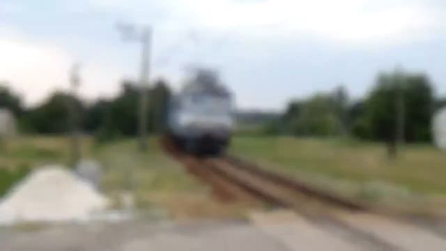 Электровоз ЧС2-579 с пассажирским поездом на перегоне Ордовка - Водолага возле о.п Джгун смотреть онлайн